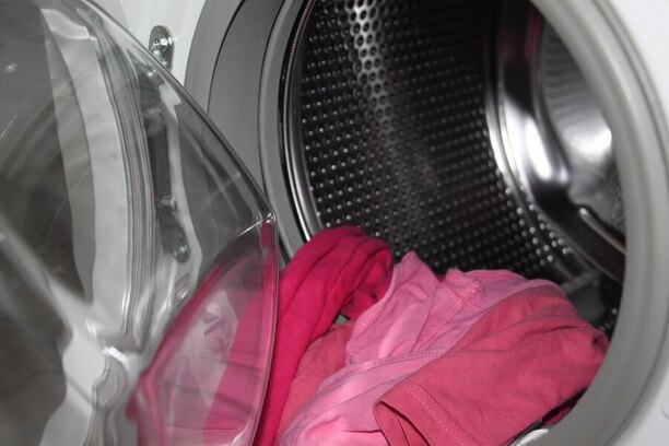 Jak a čím levně vyčistit pračku - ocet, soda, babské rady a další