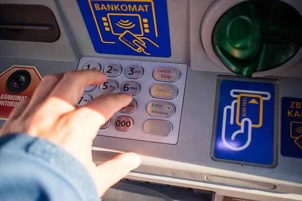 Bankomaty umožňují zákazníkům také vkládat peníze na účet!