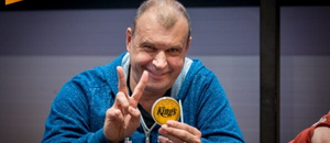 Petr Rychlý, český herec, dabér a moderátor, rád hraje živý i online poker. Kde si s ním můžete zahrát?