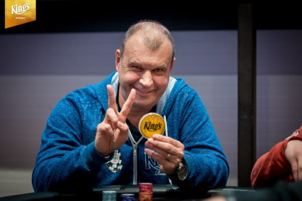 Petr Rychlý, český herec, dabér a moderátor, rád hraje živý i online poker. Kde si s ním můžete zahrát?