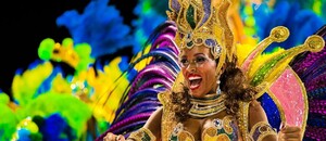 Žena v kostýmu na karnevalu v Riu