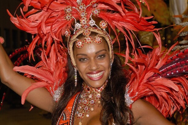 Karneval v Riu žena v červeném kostýmu