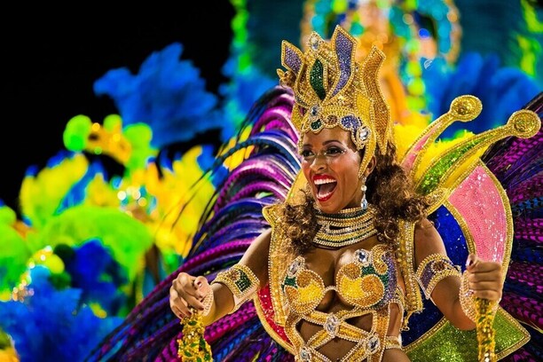 Žena v kostýmu na karnevalu v Riu