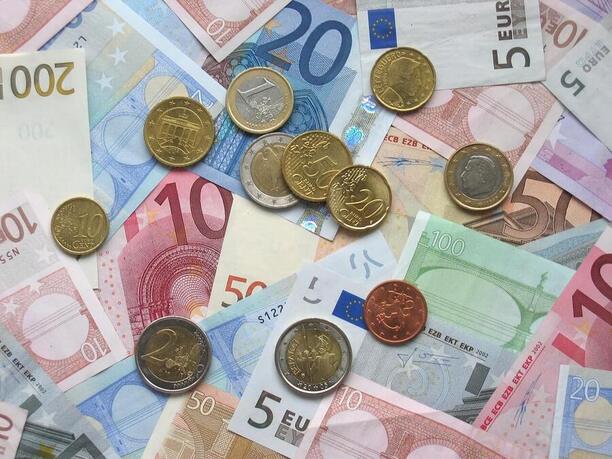 Vývoj kurzu eura: ČNB, prognóza, kalkulačka