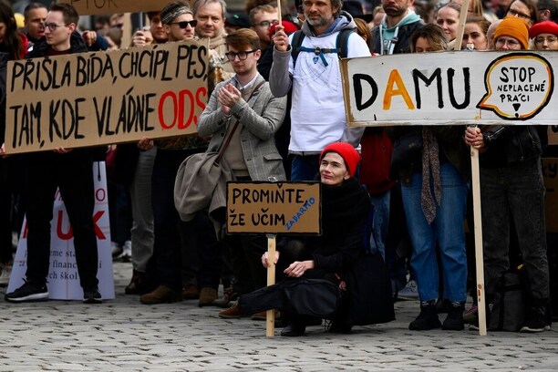 Demonstranti během stávky učitelů