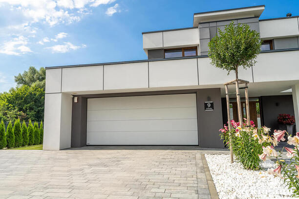 Klasická nebo fasádní garážová vrata – ideální řešení pro moderní dům