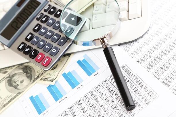 Peníze ihned na účet: kdy je rychlá půjčka skutečně záchrana?